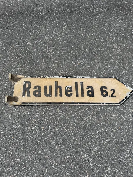 Gmlt veiskilt støpt Rauhella 6,2 