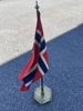 Messiingflaggstang med norsk flagg