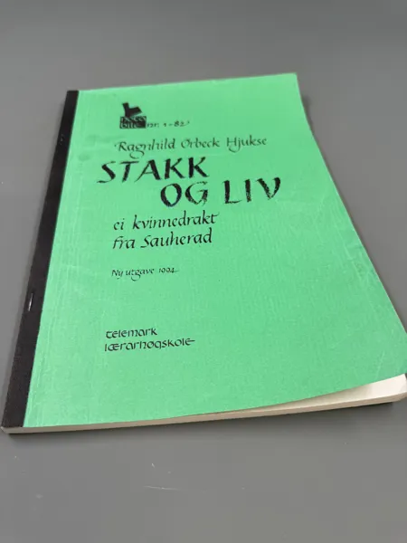 Bok- Stakk og Liv ei kvinnedrakt fra Sauherad