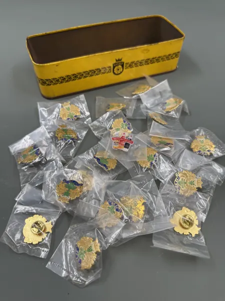 Blikkeske Rose tobakk + lot Tiedemanns pins