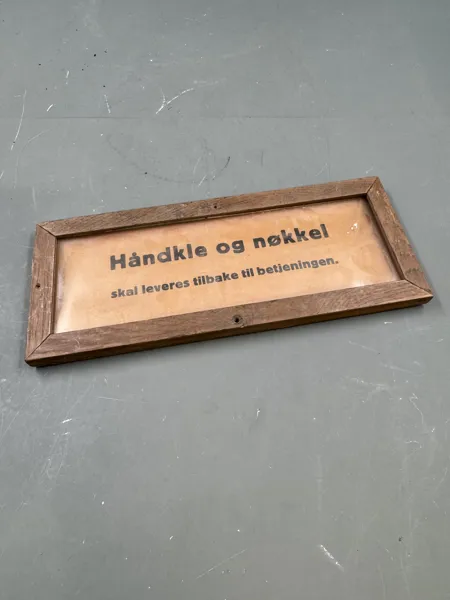 Gmlt skilt m/ glass fra 30-40 tallet