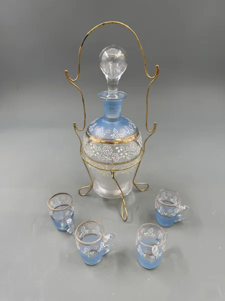 Gammel emaljemalt karaffel m / 4 små glass