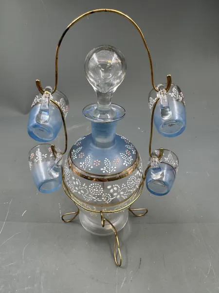Gammel emaljemalt karaffel m / 4 små glass