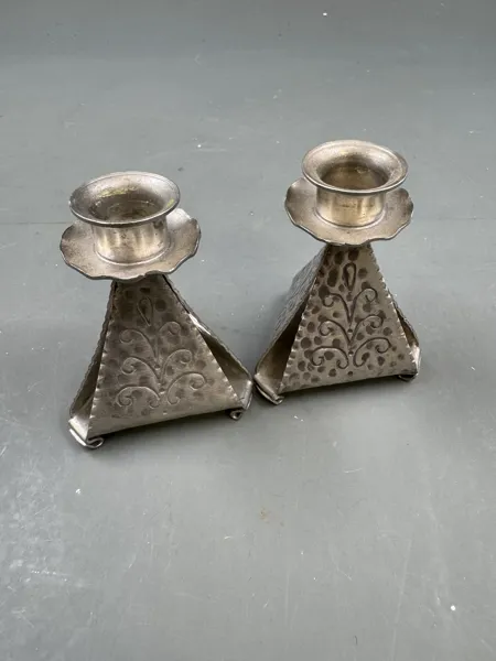 2 stk Håndlaget tinn lysestaker