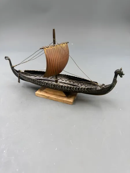 Vikingskip i metall