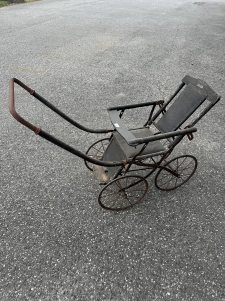 Antikk barnevogn i tre og metall