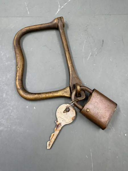 Vintage skipssekklås i messing med nøkkel