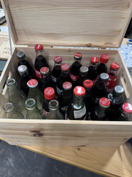 24 coca cola flasker ( noen tomme)