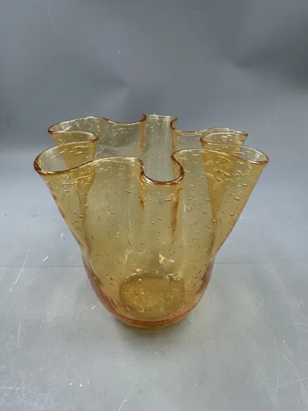 Eldre Ravfarget håndblåst kunstglassvase 