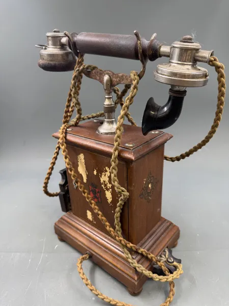 Gammel telefon med Riksvåpen.