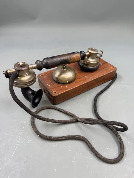 Gammel telefon med riksløve