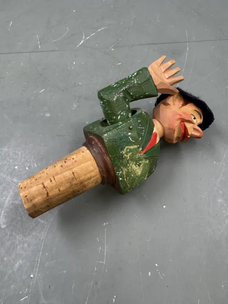 Gml artig flaskekork  m/ utskåret figur + funksjon