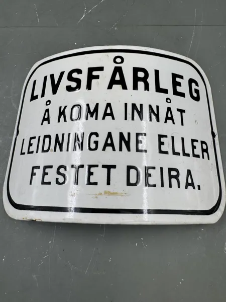 Livsfårleg emaljeskilt 30-40 tallet