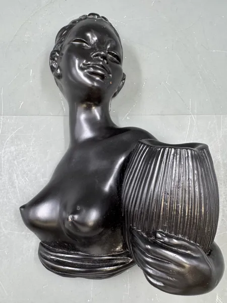 Stor gml mørk figur