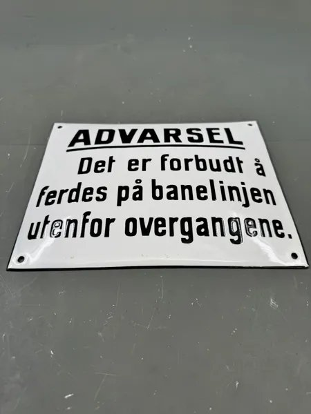 Emaljeskilt laget på Catrineholm fra jernbanetog / trikk