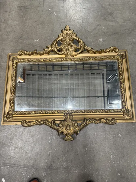 Vakkert gullforgyldt veggspeil  i rokkostil med rik og dekorativ ornametikk ca 1850 tallet