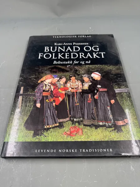Bok - Bunad og Folkedrakt 