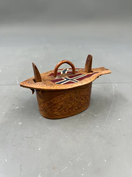Søt 100 år gml tine m/ flagg dekorert