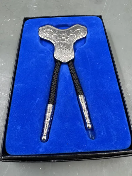 Lisseslips ( kalt bolo tie eller slipsklype)