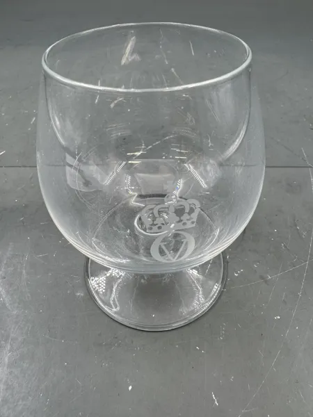 Konjakkglass med etset monogram og en krone 