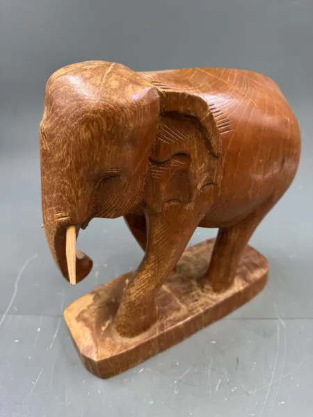 Elefant utskjært i tre