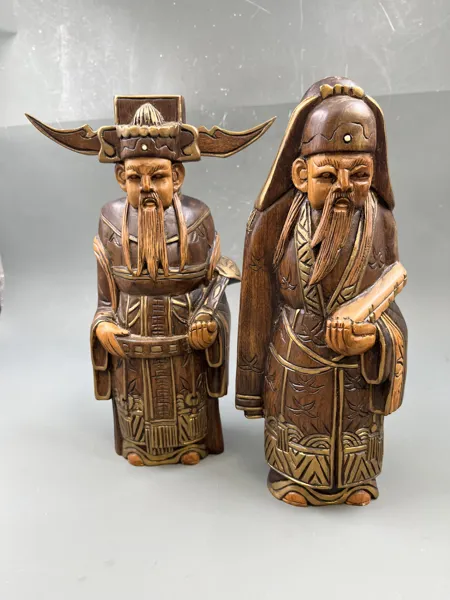 2 stk Utskjærte figur